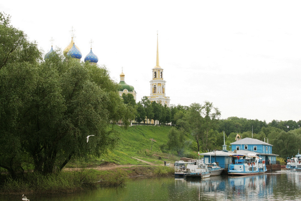 Вид на собор с реки Трубеж