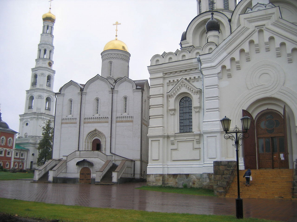 Во дворе Николо-Угрешского монастыря