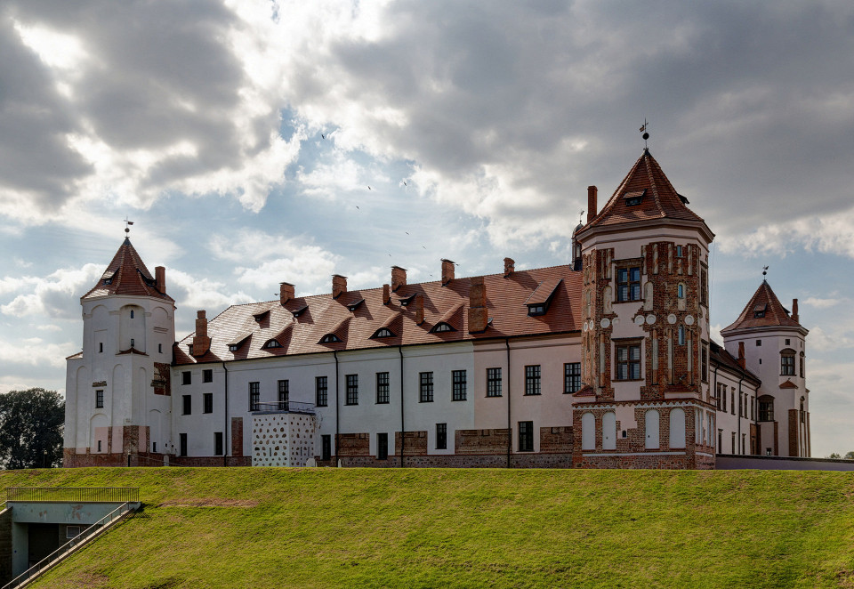 Мирский замок летом