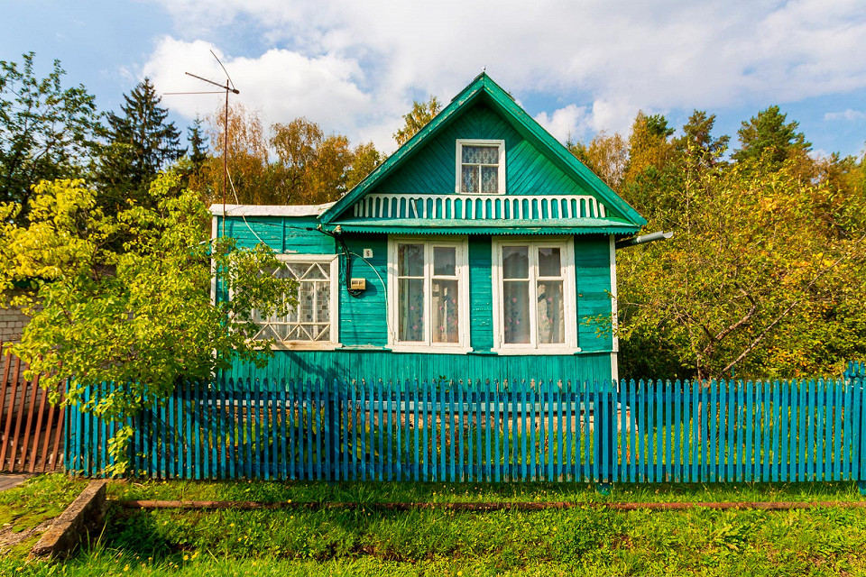 Деревянный дом в сельской местности, деревня