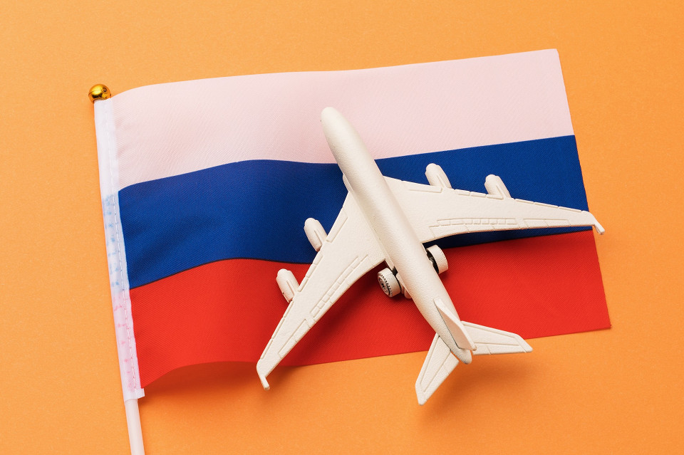 Флаг России и самолет