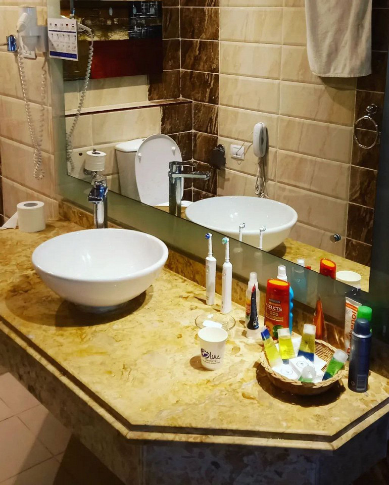 Персонал ленивый, но за доллар будут обожать и уважать5