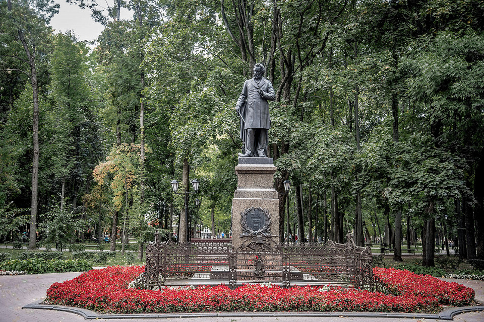 Сад Блонье, памятник Михаилу Ивановичу Глинке