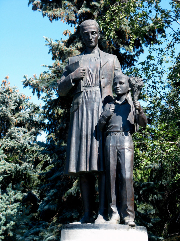 Памятник первой учительнице, Матвеев Курган