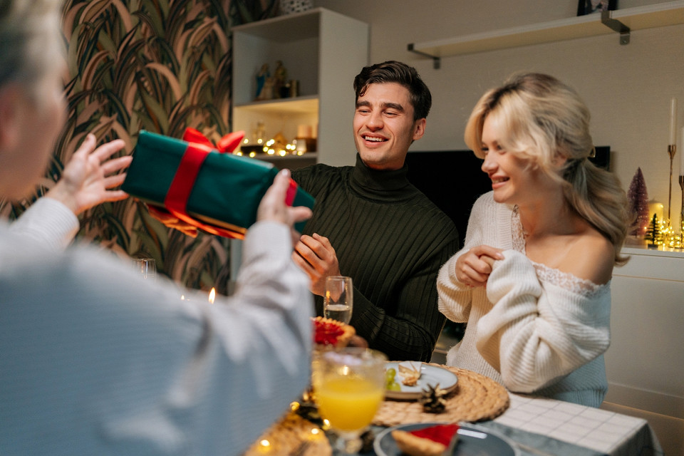 Тёща дарит подарок зятю, Новый год