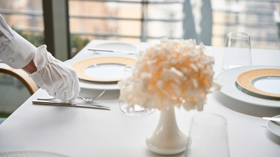 Столик в ресторане, посуда