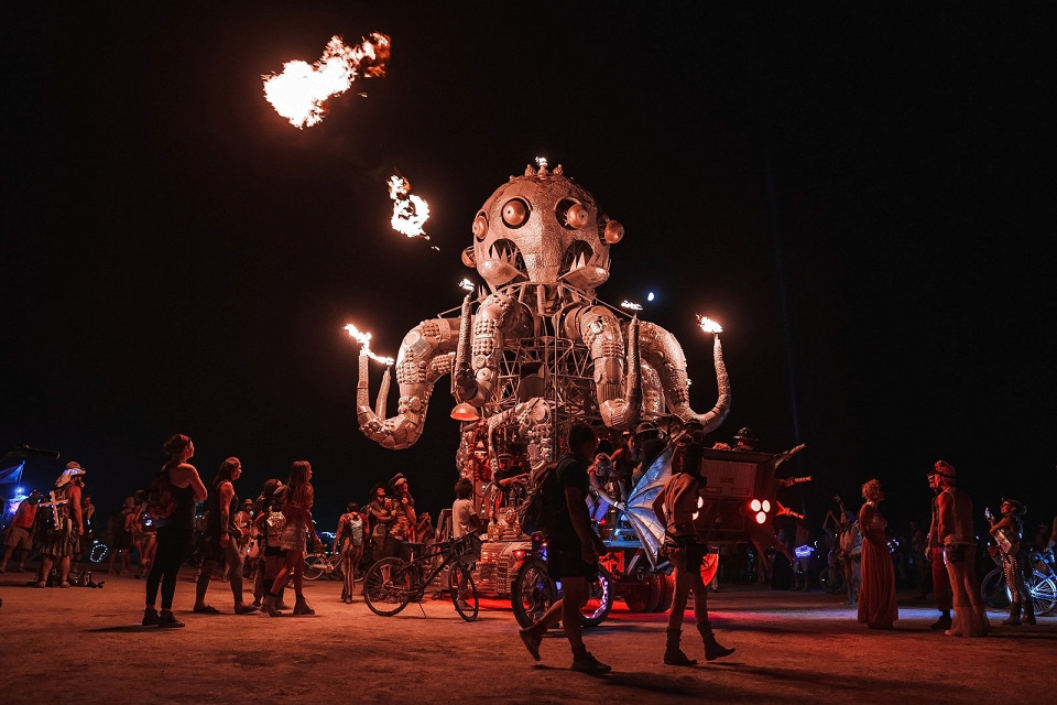 Вечеринка на музыкальном фестивале Burning Man