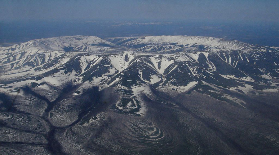 Вид на хребет Кондёр с вертолета