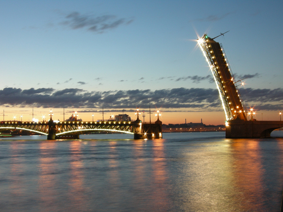 Развод Троицкого моста в Санкт-Петербурге