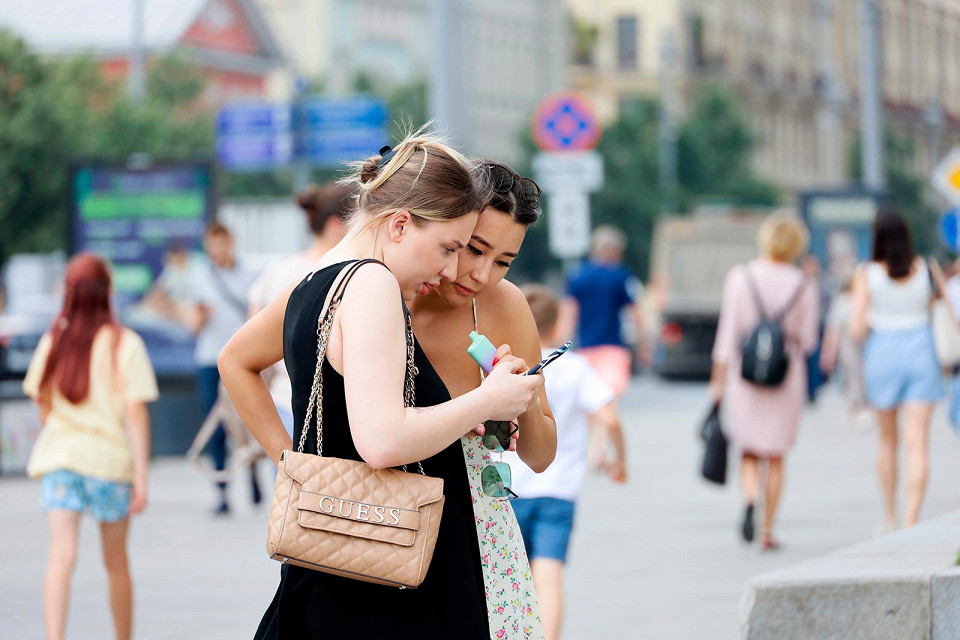 Девушки смотрят в телефон