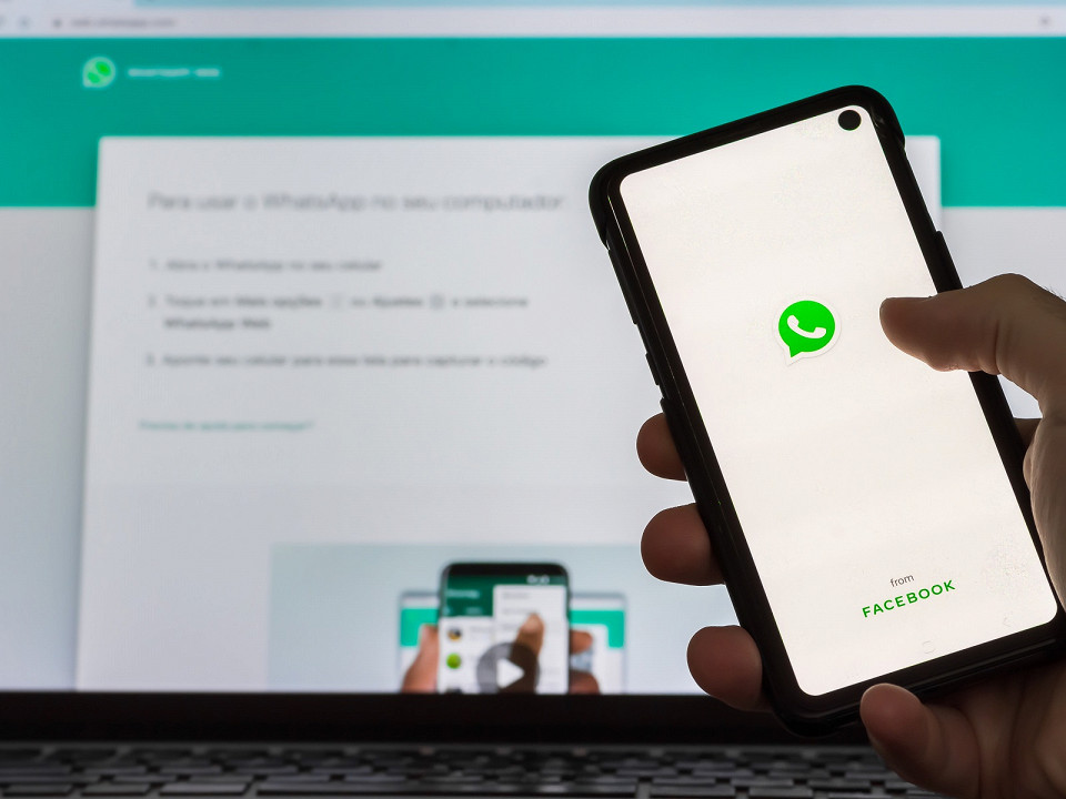 WhatsApp на экране со страницей веб-браузера WhatsApp