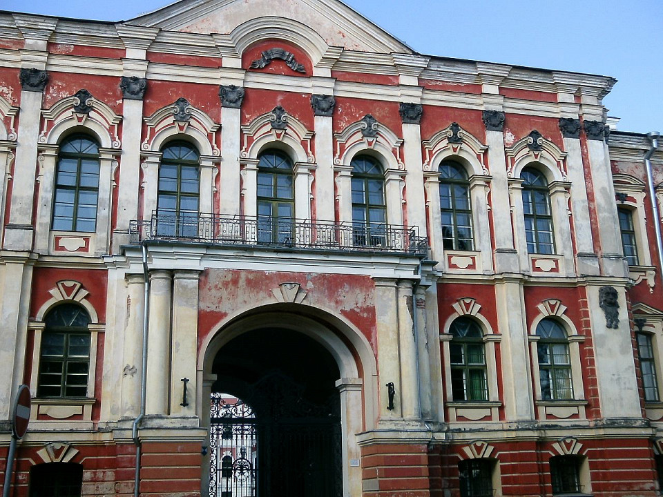 Митавский дворец, вход с северной стороны
