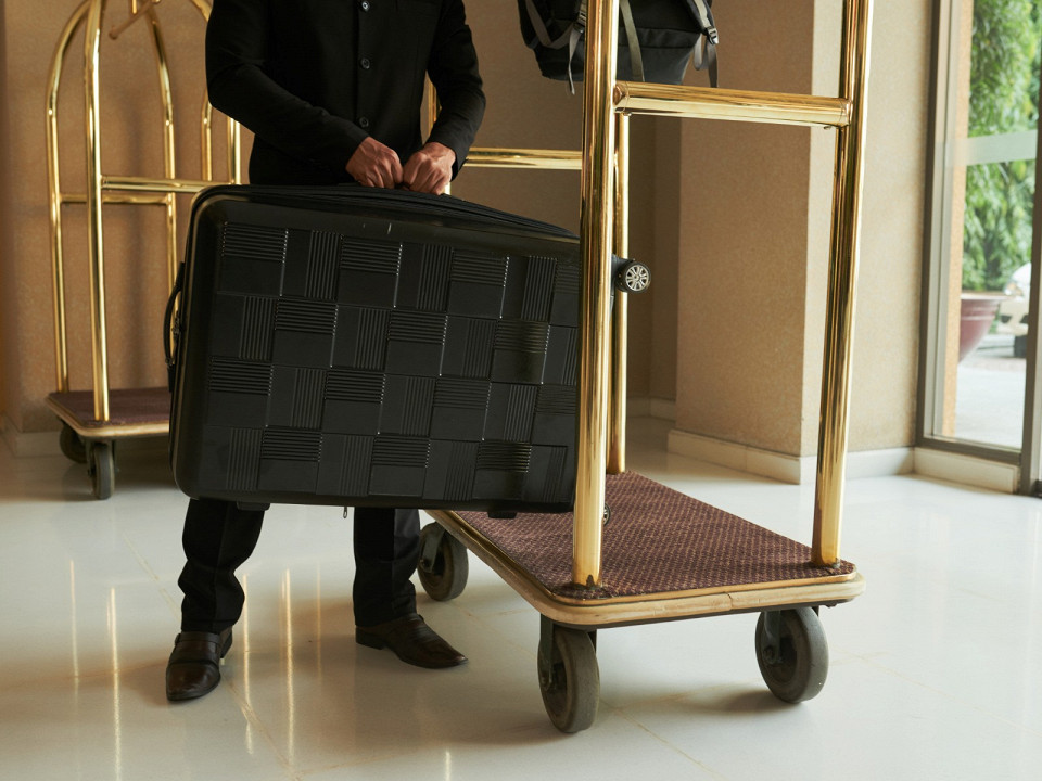 Кто носит чемоданы в отеле 4