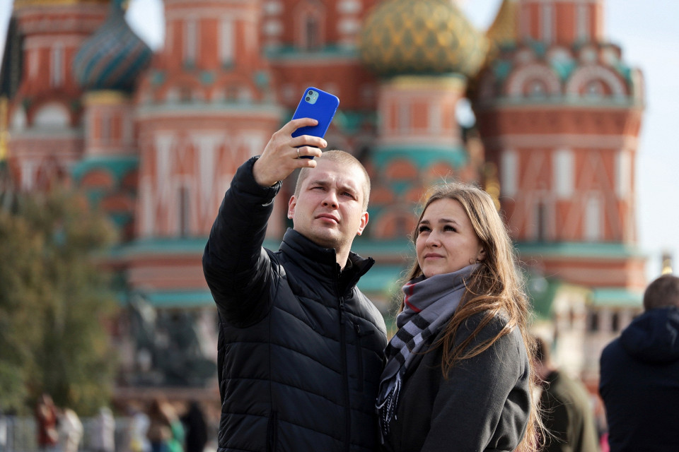 Туристы делают селфи на Красной площади, Москва