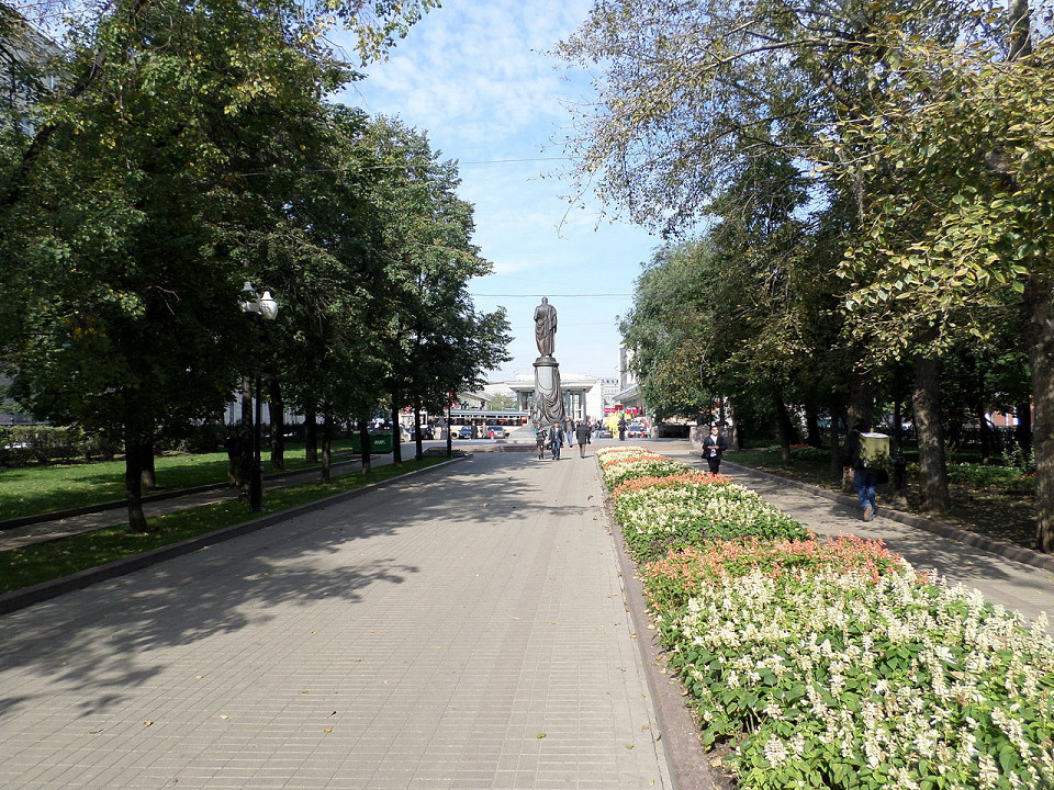 Чистопрудный бульвар, памятник Грибоедову