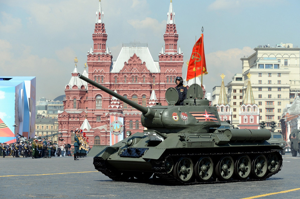Танк Т-34 на Красной площади, Москва
