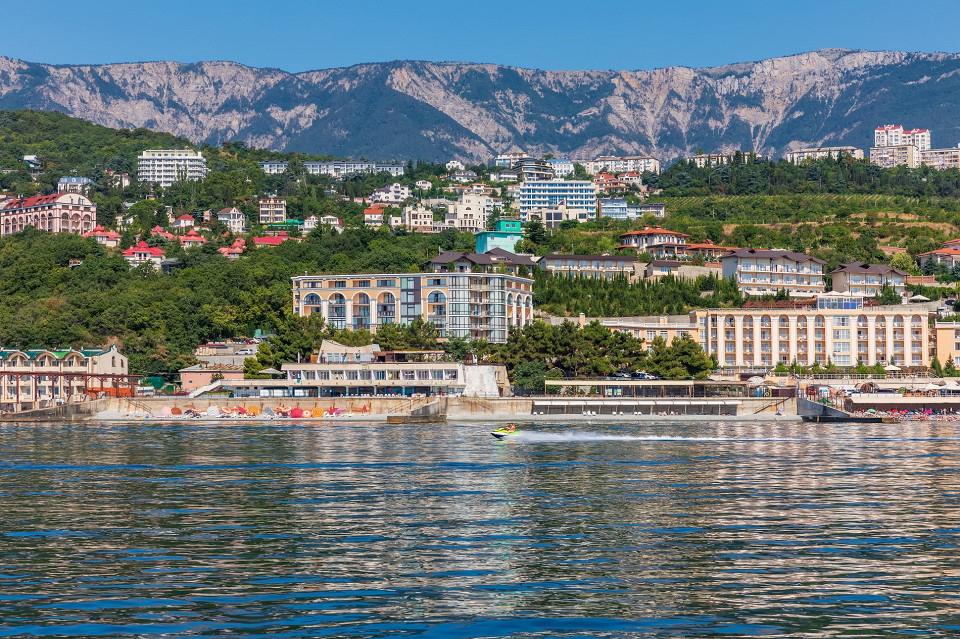 Зона отдыха на берегу Черного моря в Крыму
