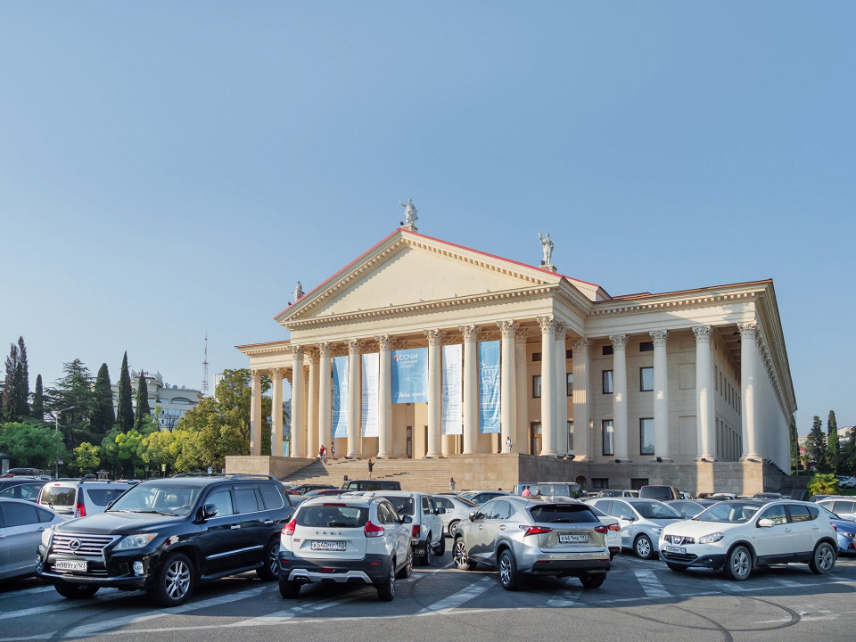 Парковка у Зимнего театра, Сочи