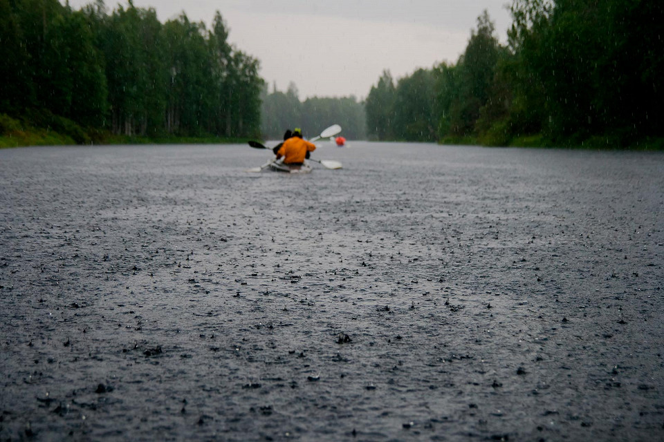 Сплав по реке во время дождя