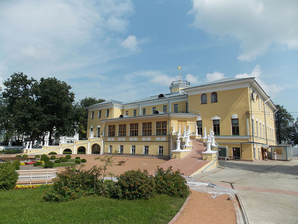 Губернаторский дом и сад в Ярославле