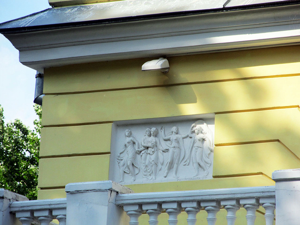 Охотничий домик в Гомеле, барельеф