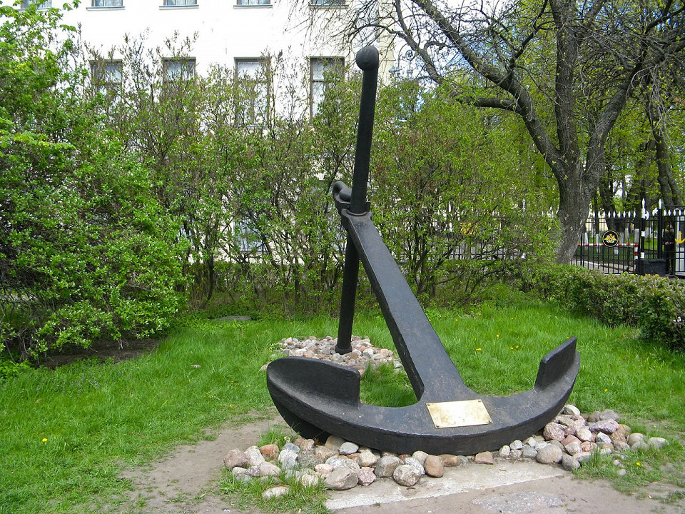 Итальянский дворец, якорь перед фасадом
