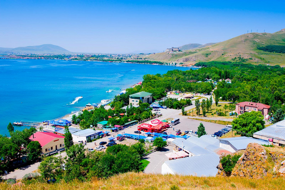 Курортная зона озера Севан