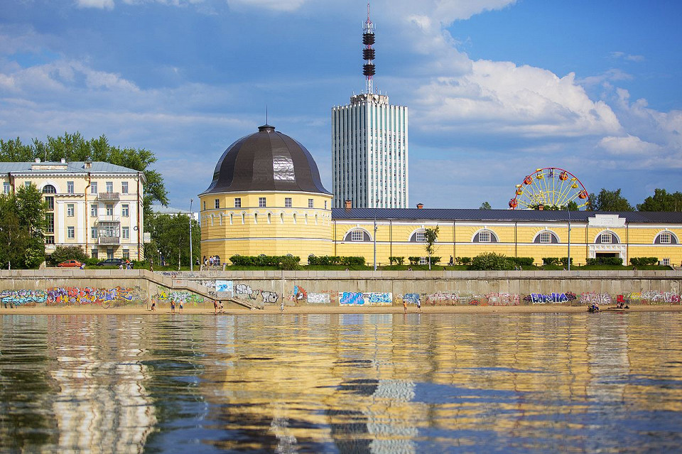 Гостиный двор Архангельска, набережная Северной Двины