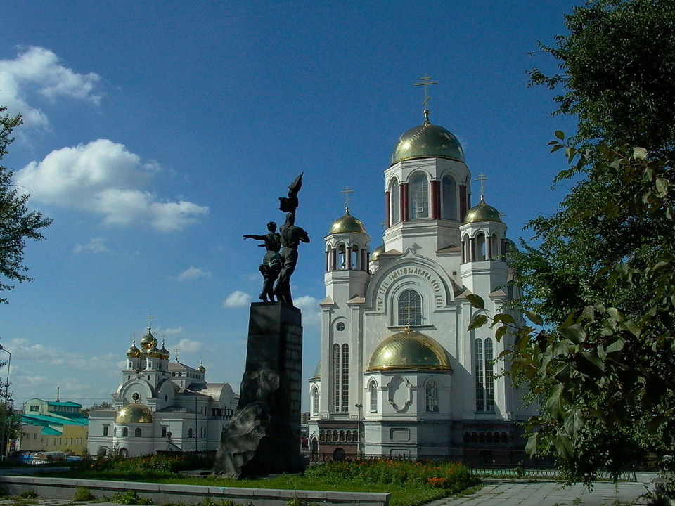 Храм-на-Крови в летний день
