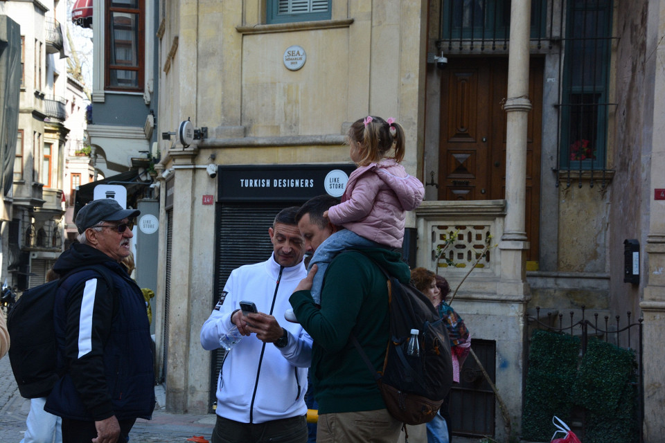 Мужчина держит ребенка на плечах в Стамбуле