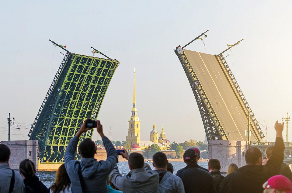 Туристы наблюдают развод мостов,Санкт-Петербург