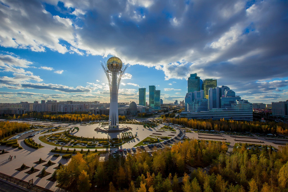 Астана, Нур-Султан, Казахстан. Центр города, небоскреб, вид на Байтерек