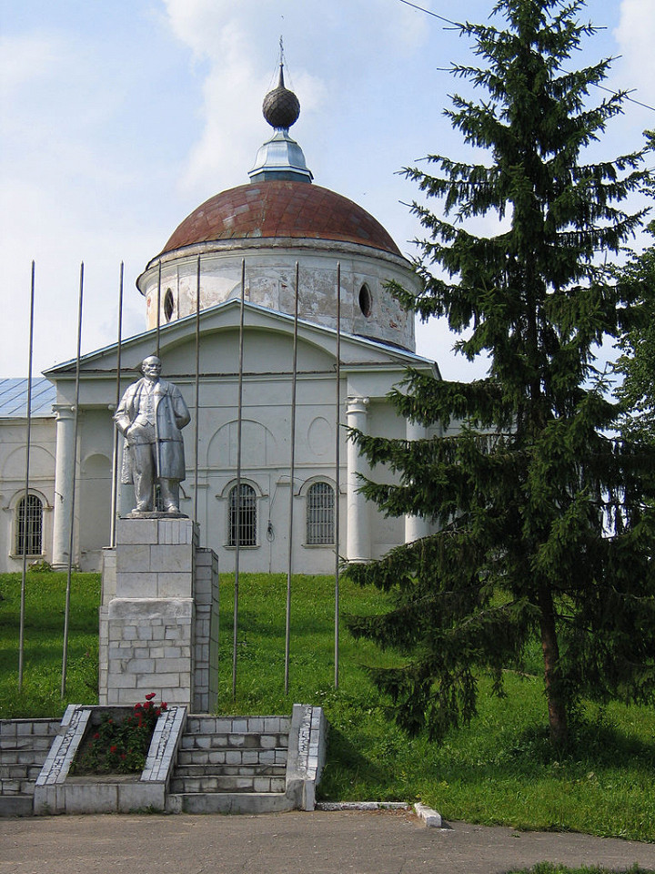 Никольский собор и памятник Ленину в Мышкине