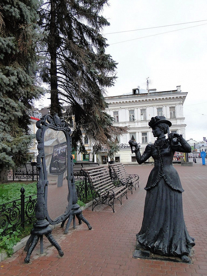 Скульптура Дама перед зеркалом, Нижний Новгород