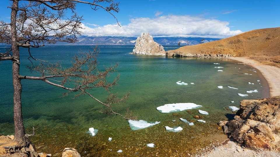 Озеро Байкал весной