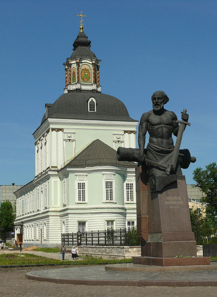 Храм Николы Зарецкого и памятник Никите Демидову, Тула