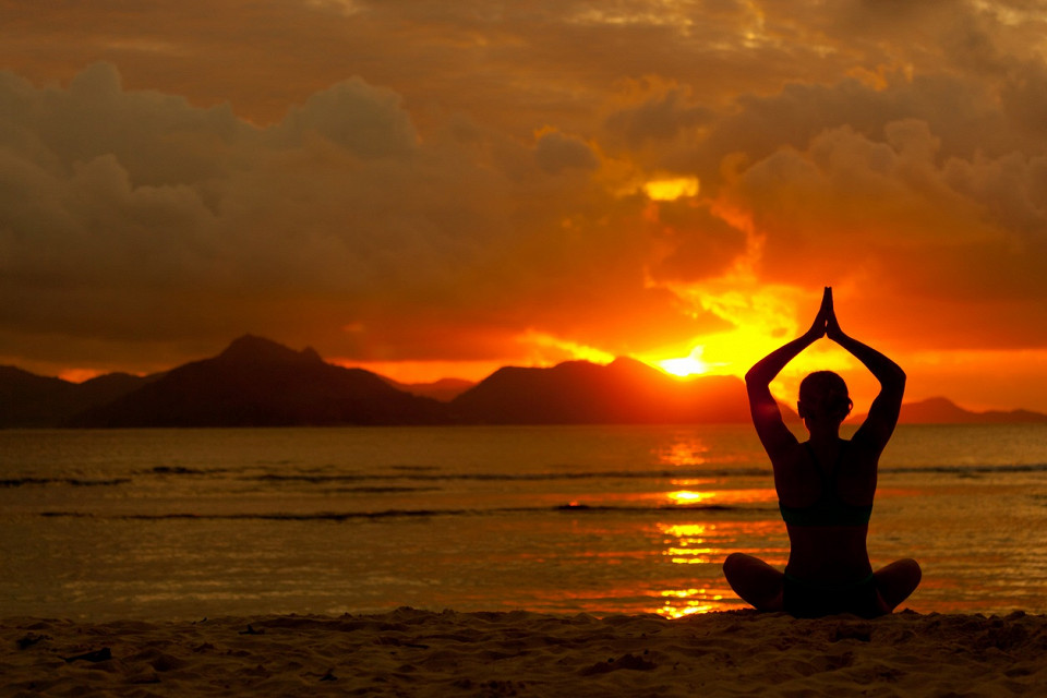 Сиденье лотоса на пляже на закате, Силуэт