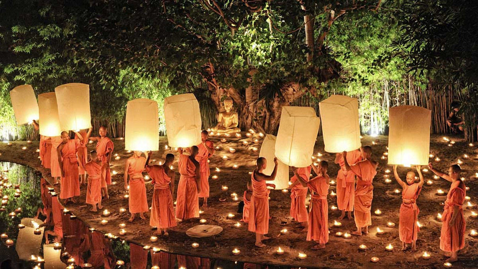 Запуск фонарей в храме Wat Phan Tao, Чиангмай