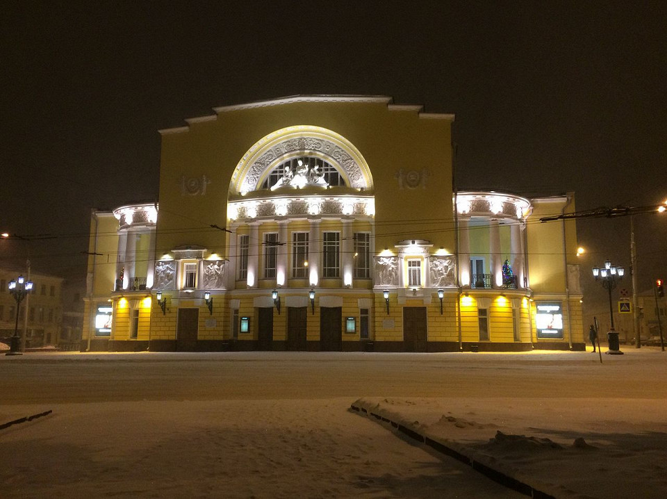 Театр драмы имени Фёдора Волкова вечером