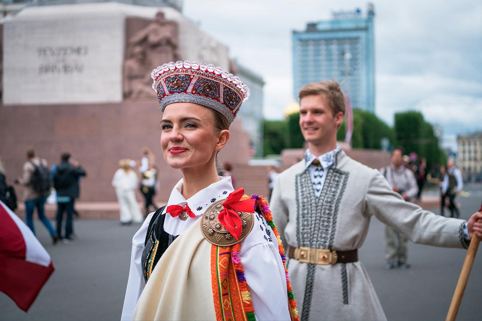 Молодая пара в национальных латвийских нарядах