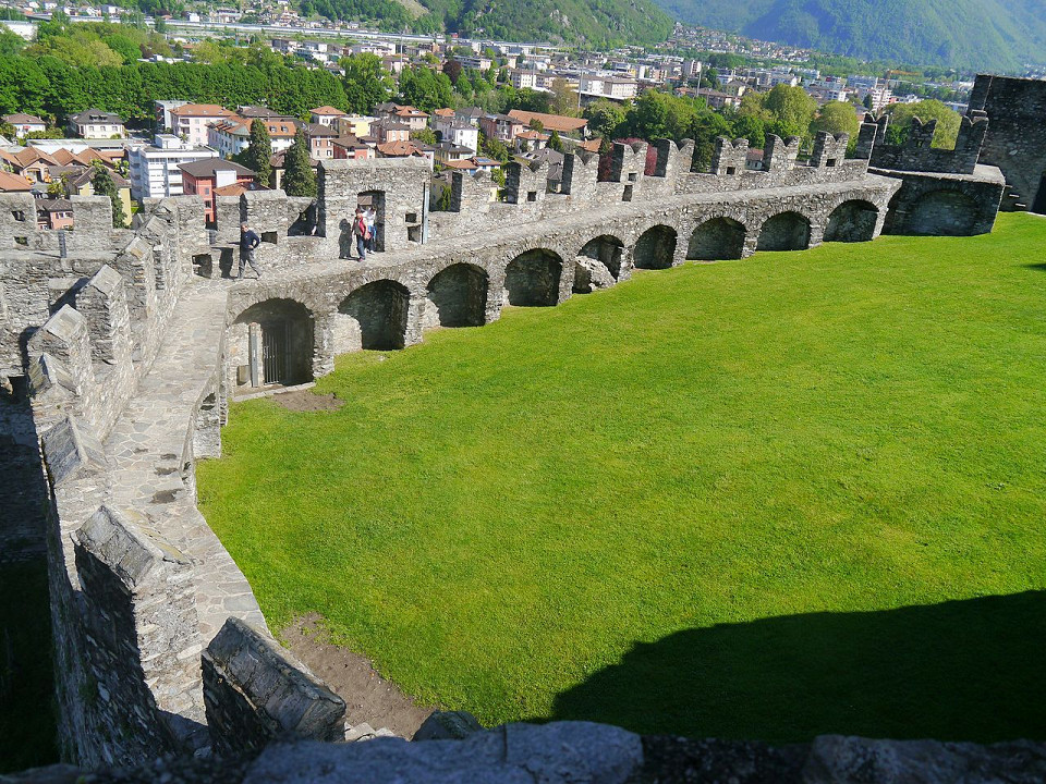 Замок Кастельгранде, двор