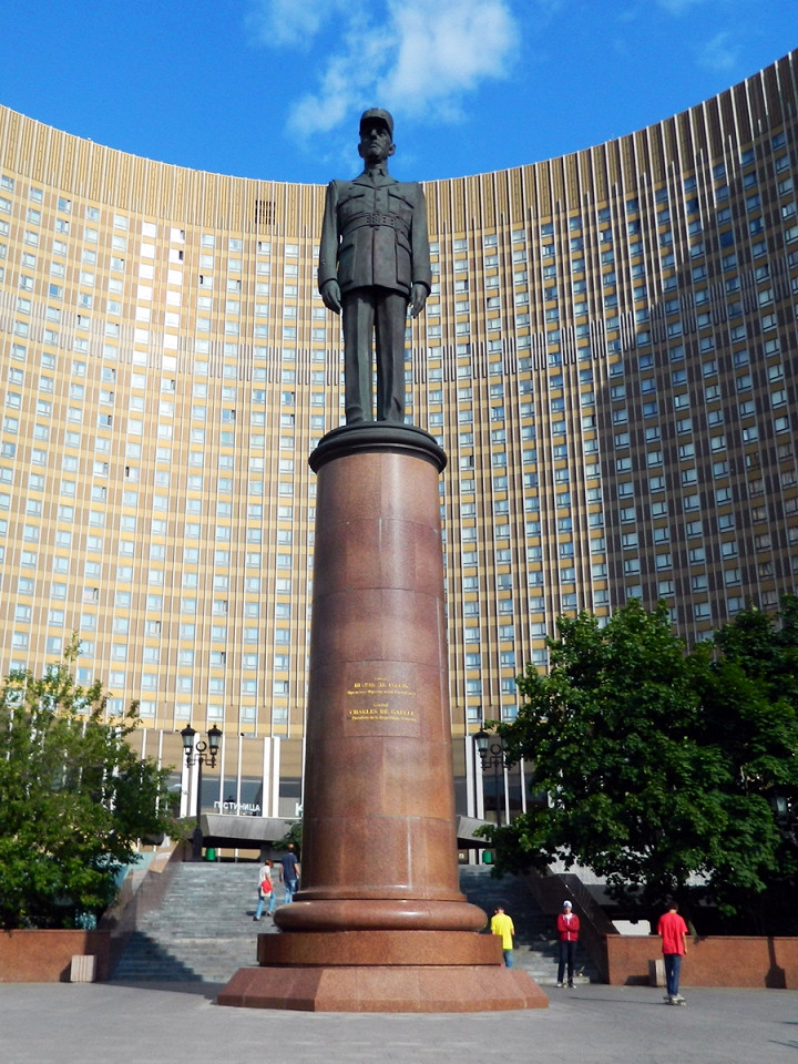 Гостиница Космос, памятник Шарлю де Голлю