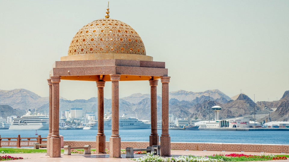 Беседка на набережной в Маскате, Оман