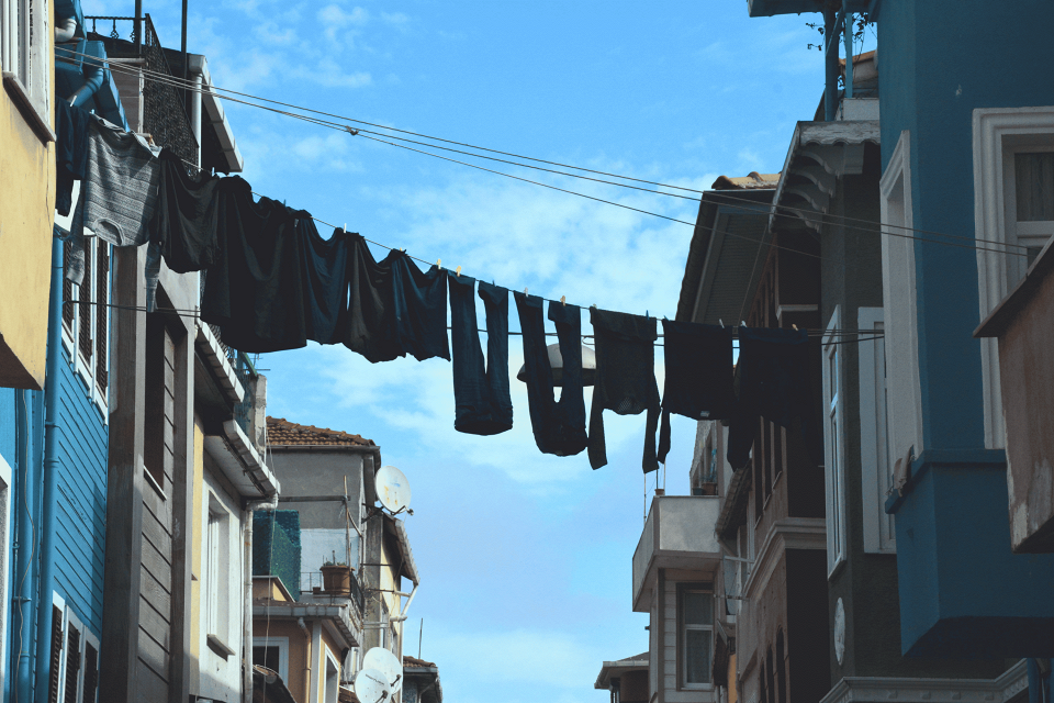 Белье сушится на веревке в районе Балат, Стамбул