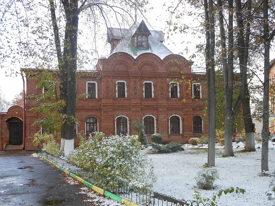 Трапезная и сестринский корпус