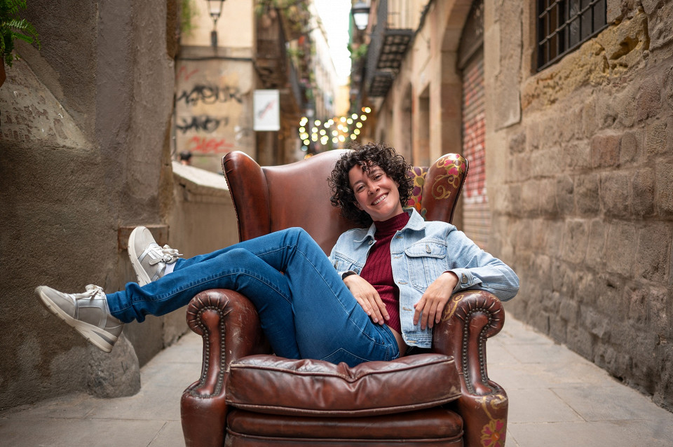 Турист отдыхает на старинном кресле в Барселоне