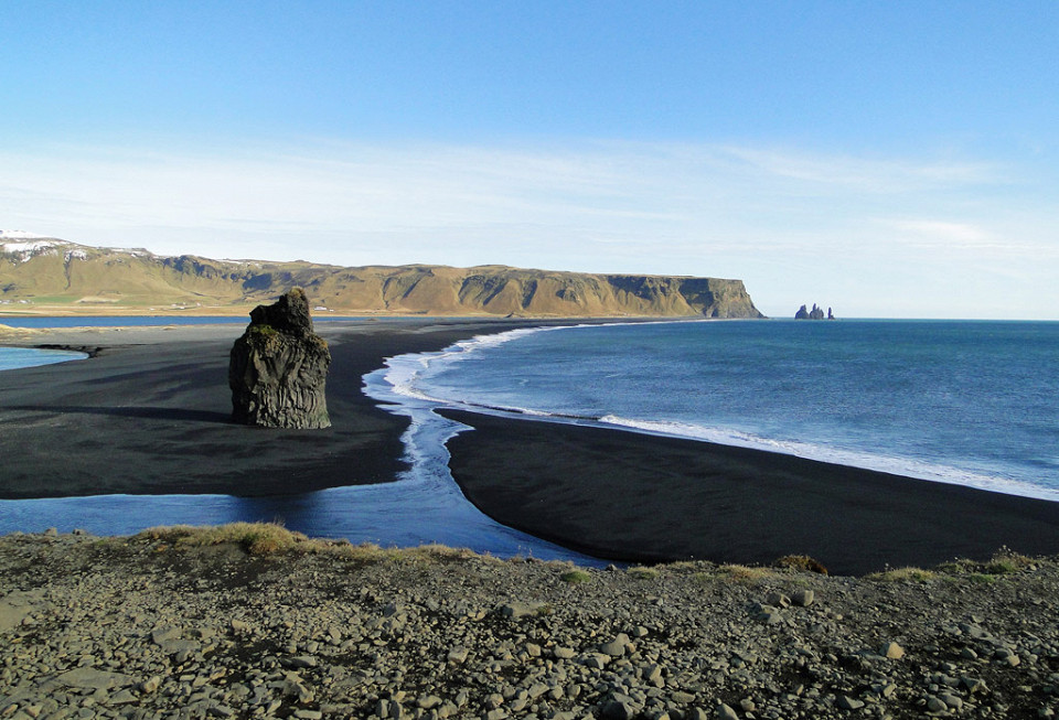 Черный песок на мысе Дирхолаэй, Исландия