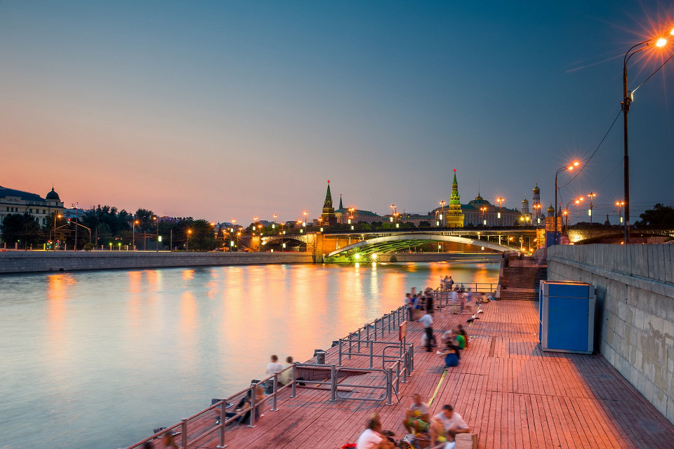Вечерний вид на Московский Кремль с причала