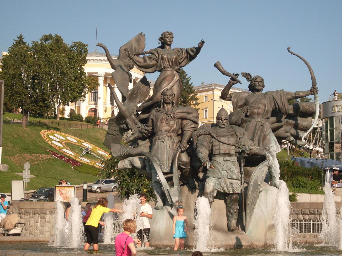 Это как Арбат в Москве, Дерибасовская в Одессе. Сердце города — отзыв о  Крещатике