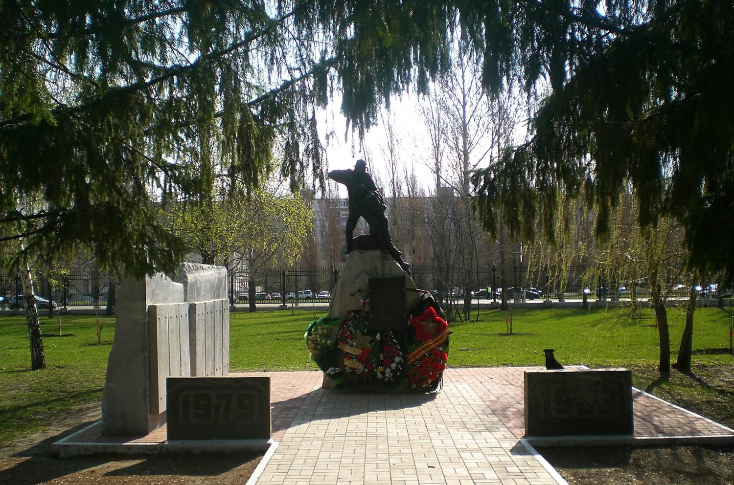 Памятники города тольятти. Парк Победы Тольятти. Парк Победы Тольятти мемориал. Парк Победы памятник солдатке Тольятти. Памятник афганцам в Тольятти.